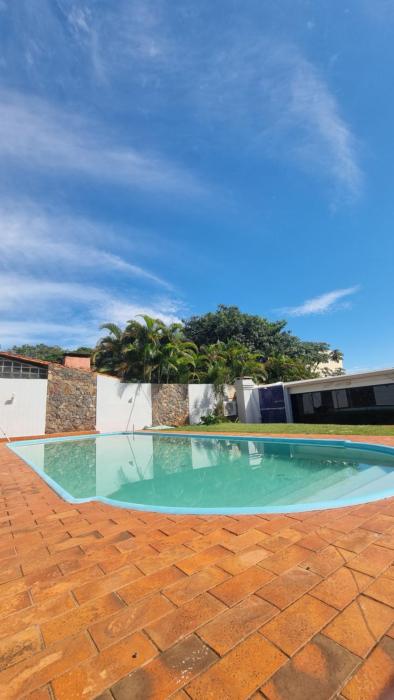 Casa amplia con piscina