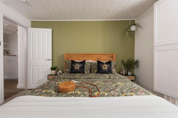 City Centre 1 bed Georgian flat with courtyard