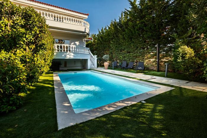 Spacious Villa with pool 500m from the beach
