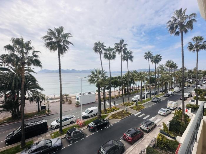 One bedroom apartment with a sea view right by the Croisette beaches and the center of Cannes. - 2287