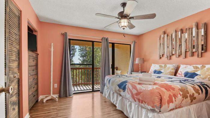 5 minutes walk to beach, Family Friendly condo with shared pool, tennis court