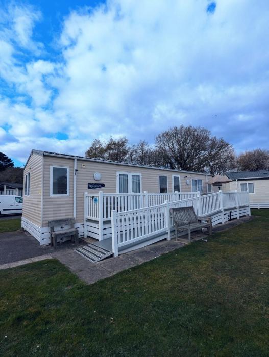BEAUTIFULLY PRESENTED CARAVAN DOG FRIENDLY on AWARD WINNING SHOREFIELD COUNTRY PARK Entertainment passes and linen included