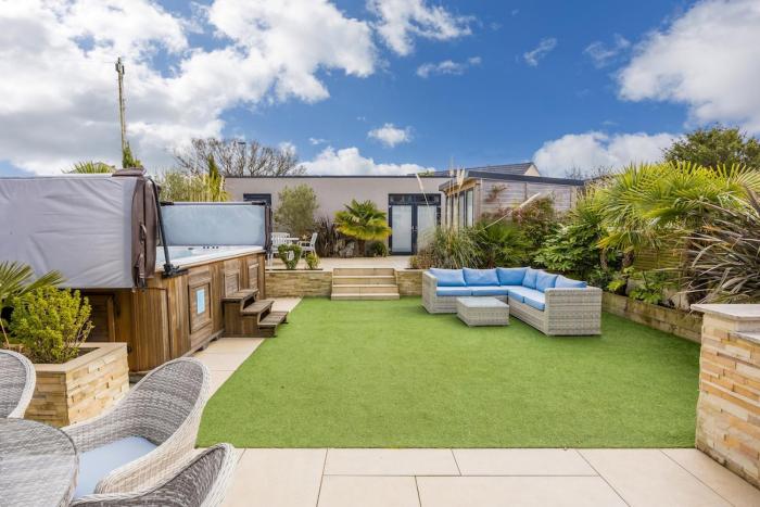 Luxury 5 bedroom House-Large Swim Spa & Sea Views! Hosted by Amar Luxury Stays