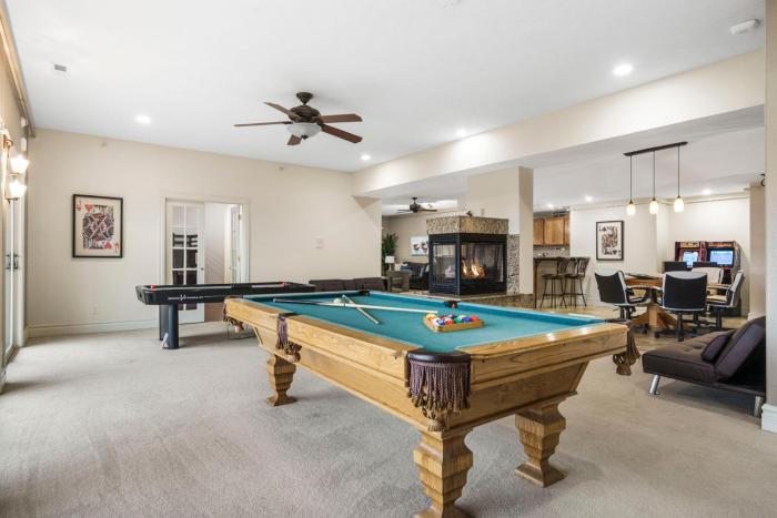 Townhouse w Tree Top & Lake Views-Billiards-Air Hockey-Free Tix-Pvt Hot Tub-Basketball-Garage