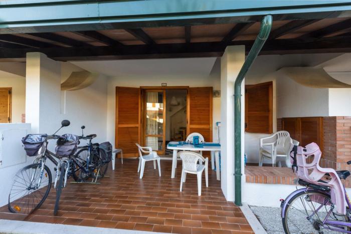 Cozy townhouse for families with pool and garden