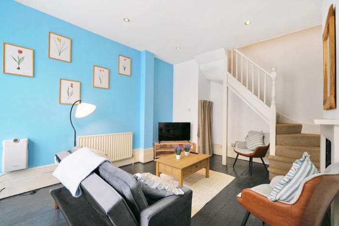 Charming House short Walk to Richmond Station Long Stay
