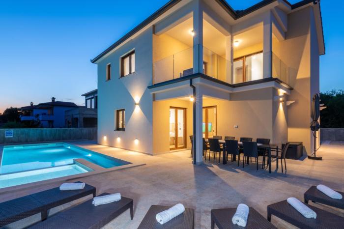 Villa Rita, a luxurious private villa with a pool near the sea