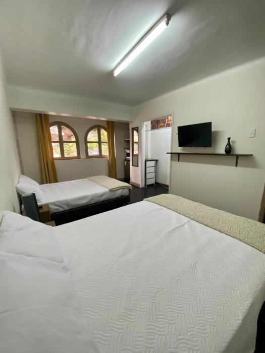 Amplia habitación dos camas dobles Miraflores