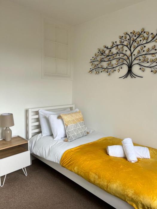 Olive Lodge - 3 bed house, driveway parking, high speed wifi