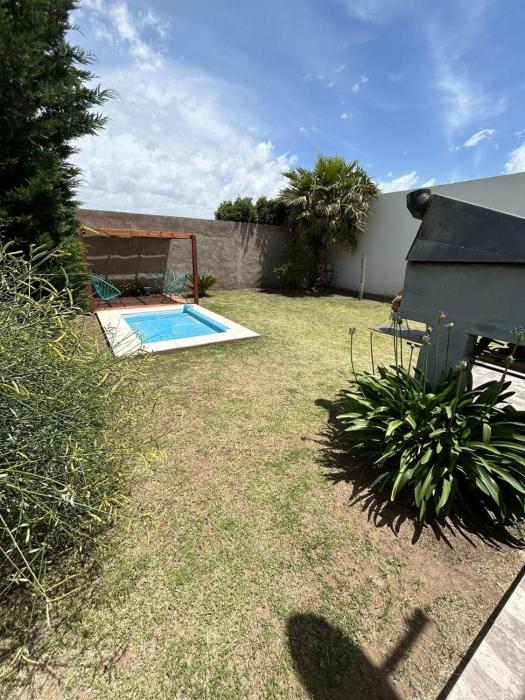 Casa con pileta cerca del aeropuerto