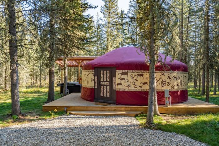 Shanti Yurt with private hot tub in Bragg Creek