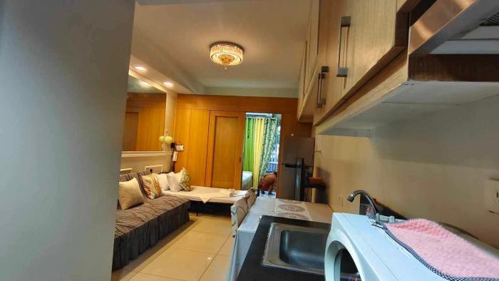 Tandem Family room big balcony pool view 2F
