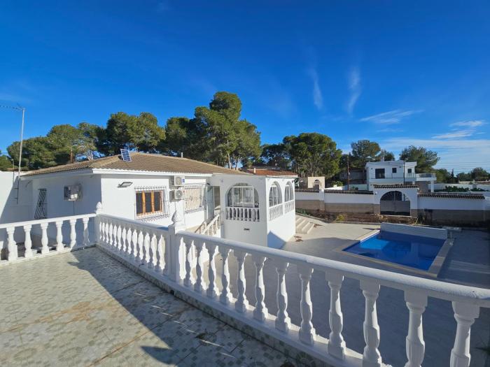 Villa Pinar with private pool house