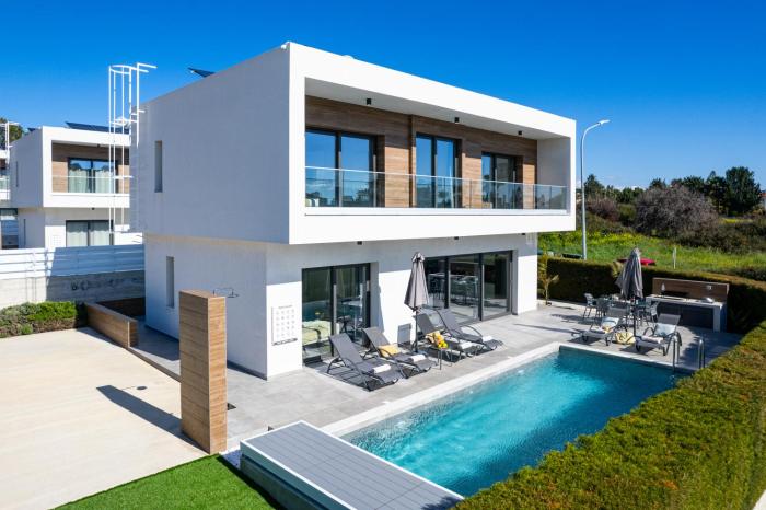 Soleil Luxury Villa by Nomads - Walk to Coral Bay