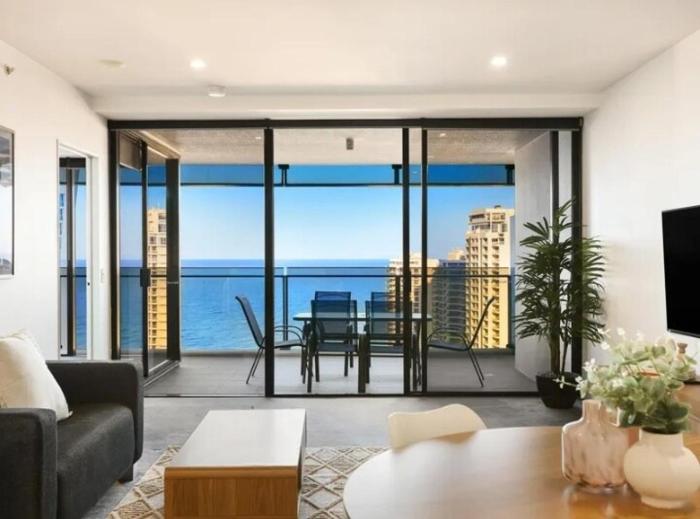 Circle on Cavill 2-Bed Sea View