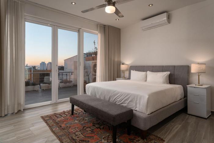 Casa Blanca, 2BR Modern Home with Rooftop Views