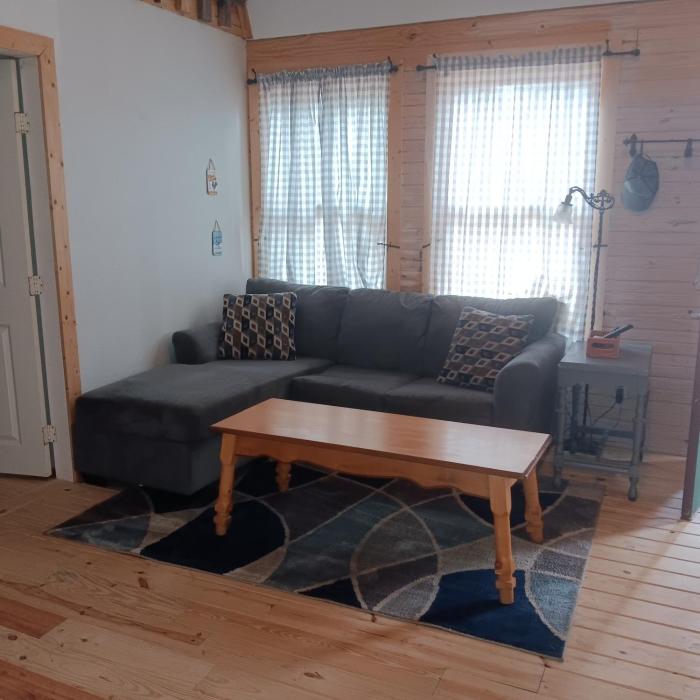 1 private bedroom and 2 loft Cabin in the Country Woods