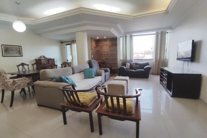 Apartamento amplo com três quartos ao lado da Avenida da Moda