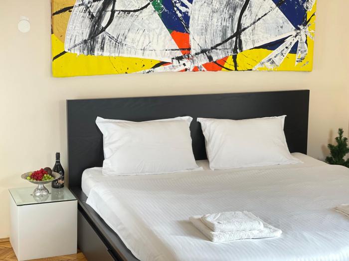 Lovely Bath & Balcony Victory Square 2 Room Apartment