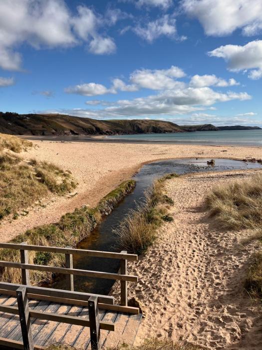 2 BR Beach Woods chalet with parking, 5 mins to beach