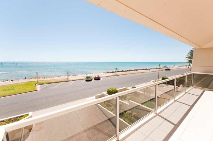 On The Beach - Glenelg, Sea Views - close to Cafes, Shopping