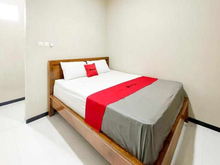 RedDoorz near Alun-Alun Purwokerto 3