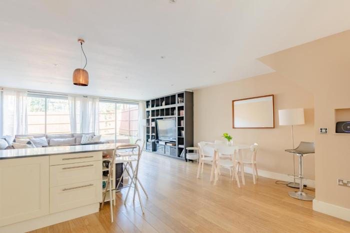 Stunningly Spacious 4BD Home Clapham North