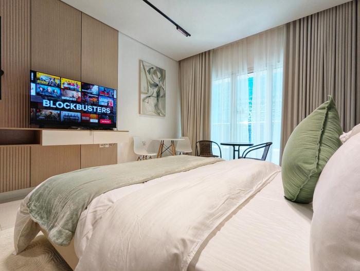 Waterfront Studio with Burj Khalifa & Dubai Mall Access, Walk to Dubai Water Canal & Business Bay Metro