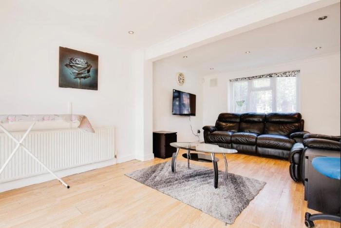 3-Bed Apt-15 Mins to Heathrow-Pet-Friendly-Parking