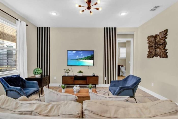 Relaxing 6BR Home w Pool Near Disney