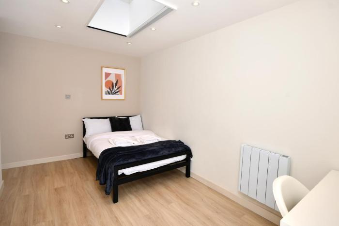 Morden Stratford Room 2 with Shared Bathroom