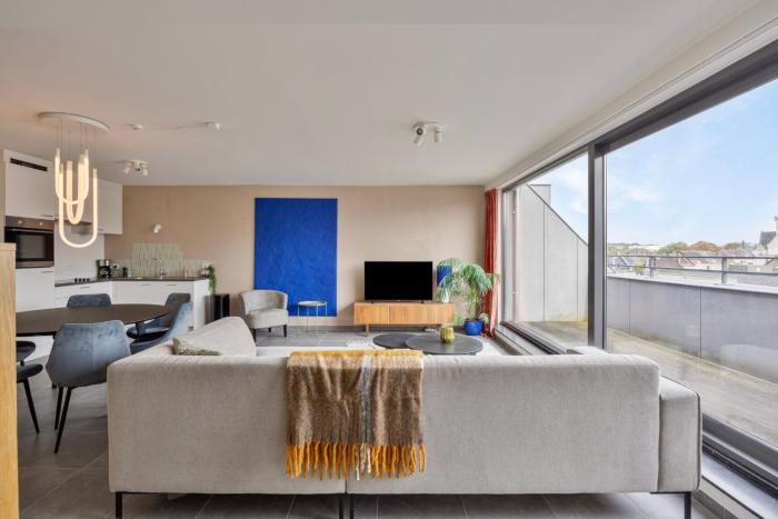 Ruim 2 slaapkamer appartement met parking nabij NAVO