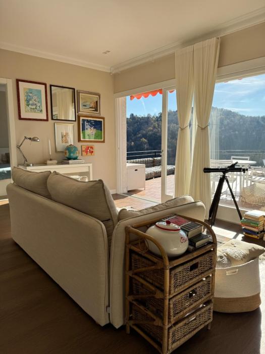 Artsy Italian lake retreat with stunning views!