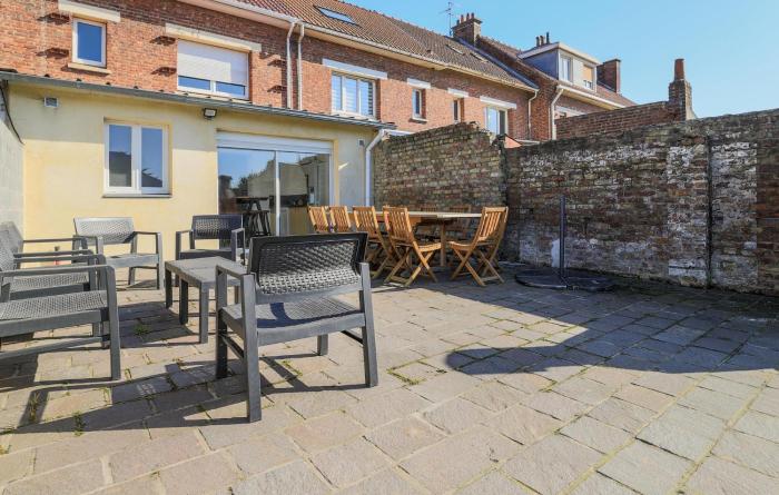 4 Bedroom Awesome Home In Petite-Synthe