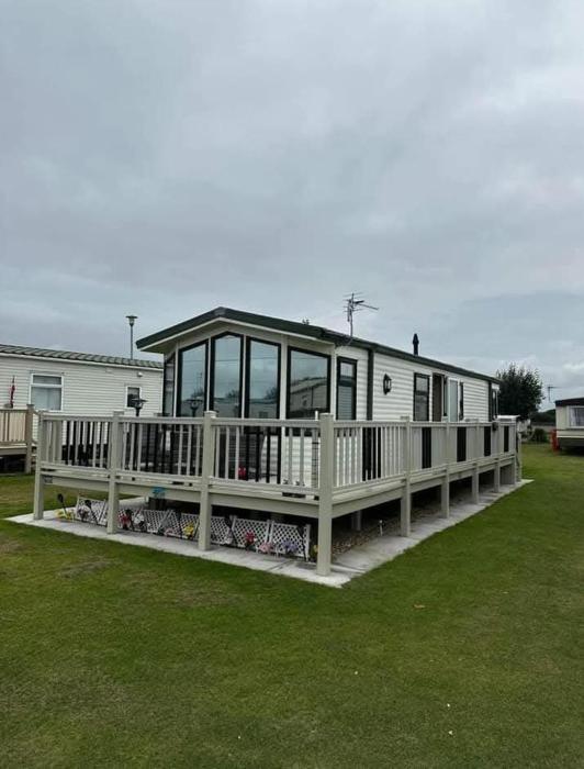 THE HUT 4 berth Caravan with cot bed