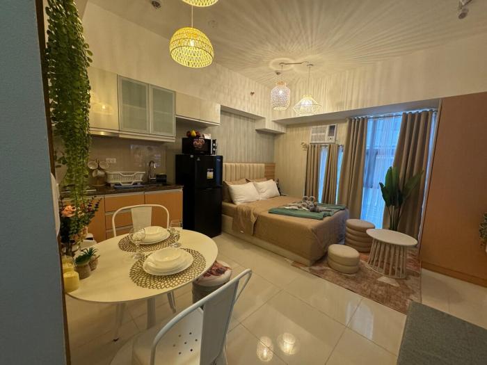 Staycation near Venice Mall mckinley taguig