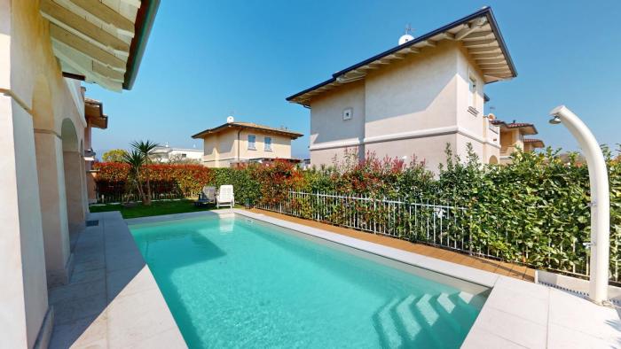 Villa Dolcevita piscina privata by Bookinggardalake