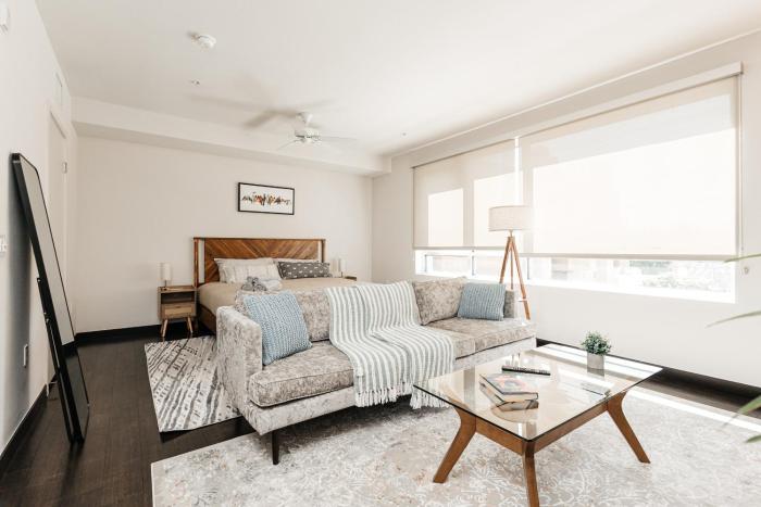 King Apartment in West Hollywood with Pool, Gym, Parking