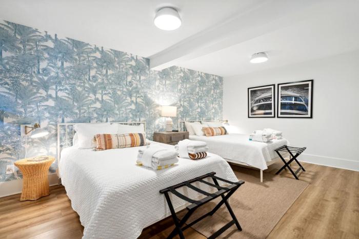 Folliday Inn- The Coronado- Room 11