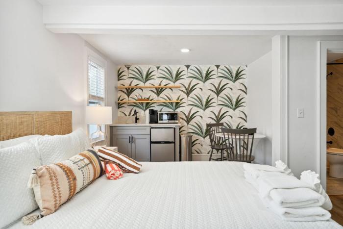 Folliday Inn - The Falls Flyer - Room 14