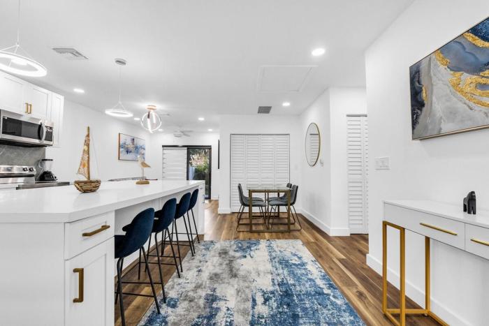 Modern Home with large private yard - Next to downtown & beach & airport - Pet friendly