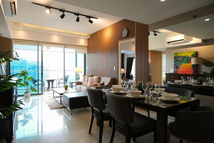 BGC One Uptown Premium 2BR Suite with Balcony near Supermarket, Malls and Restaurants