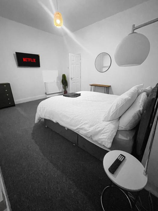 4 Bedroom With Free Parking, Games & WiFi - Near MKM Stadium, Royal Infirmary Hospital - Contractors, Families & NHS Workers By Hush Haven Homes Short Lets and Serviced Accommodation