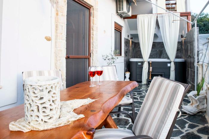 Cleopatra deluxe with jacuzzi apart in Kamilari with panoramic view