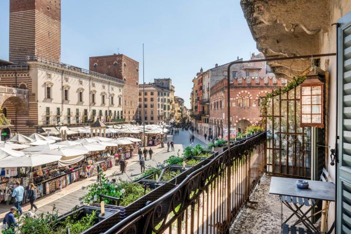Luxury Apartment on Piazza Erbe