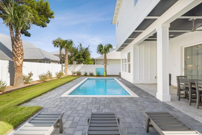 Shark Tales With Pool And Gated Neighborhood