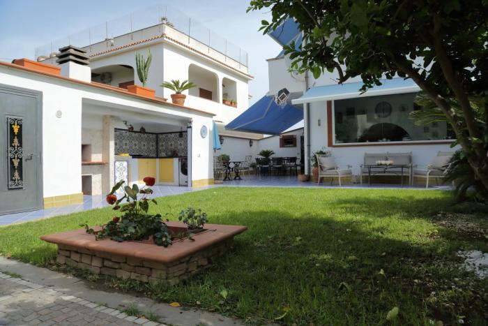 Villa con giardino a pochi passi dal mare