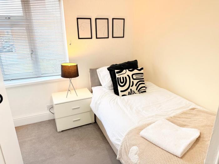 Amazing 3 Bedroom Property, smart TV, 5G WIFI, Free on street parking, close to city center and MKM Stadium