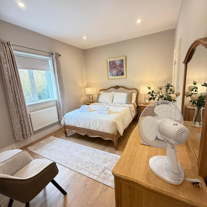 Luxury Vacation Home on the Ring of Kerry-Wild Atlantic Way with Mountain & Sea Views - 5 min walk to Glenbeigh Village - 10 min drive to Rossbeigh Beach & Dooks Golf Course - 30 minute drive from Muckross House and National Park