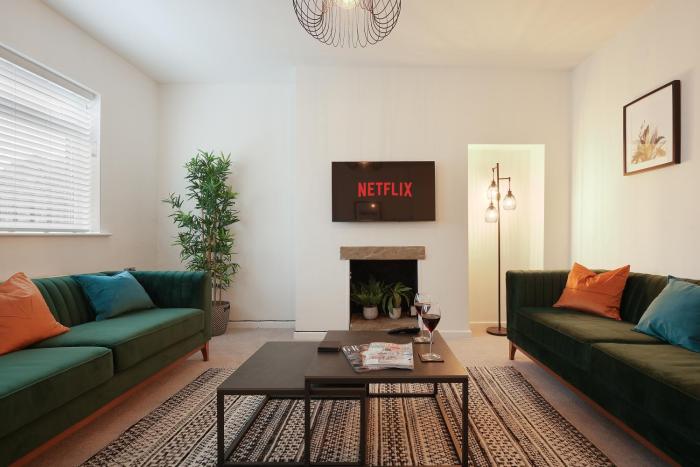 The Lodge - comfortable, stylish, 3 bedroom home with 3-6 beds near Utilita Arena - free parking